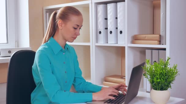 Employé montre signe silence dans le bureau — Video