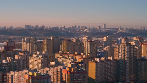 Une ville moderne, vue depuis le toit d'une grande maison. Trafic dans la ville . — Video