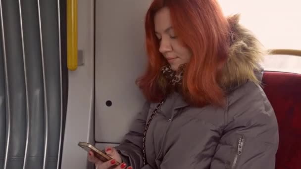Mensaje de texto femenino en el teléfono inteligente en el transporte público — Vídeos de Stock