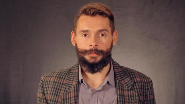 Bearded hipster shows sign thumbs up — Stock Video