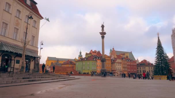 Piazza centrale con un albero di Natale nel centro storico della Polonia Varsavia . — Video Stock