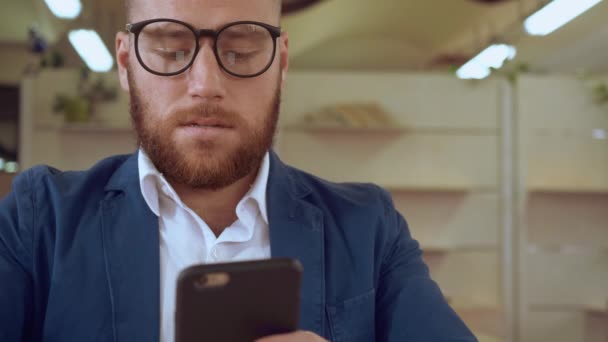 Caucasian bearded guy use mobile — Stock Video