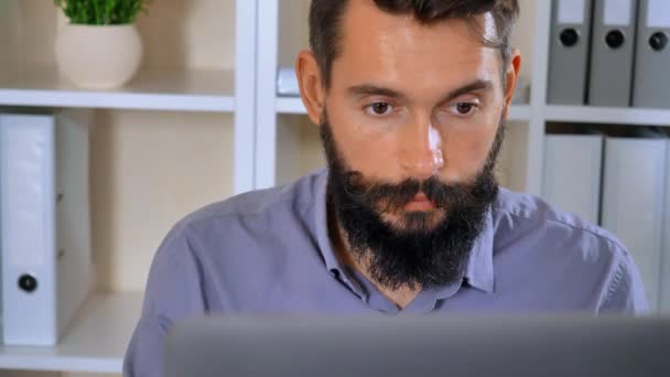 Крупный портрет человека, работающего с компьютером — стоковое видео