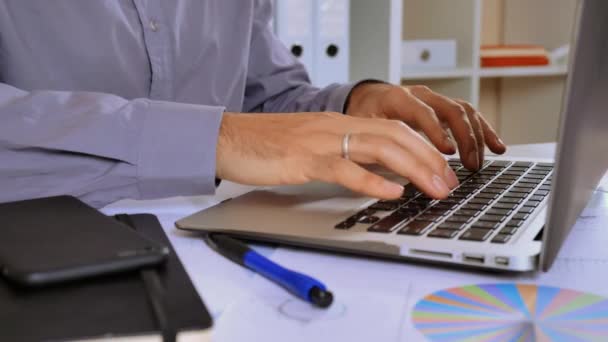 Detalhes mãos de funcionários digitando no teclado — Vídeo de Stock