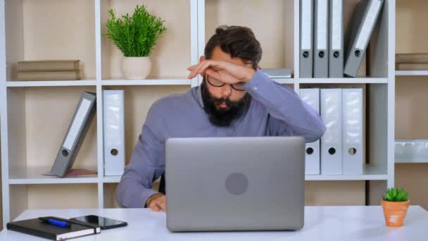 Junge hübsche verrückte Arbeiter in modernem Büro — Stockvideo