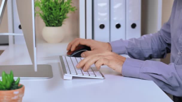 Nahaufnahme männlicher Eingabe auf weißer Tastatur — Stockvideo
