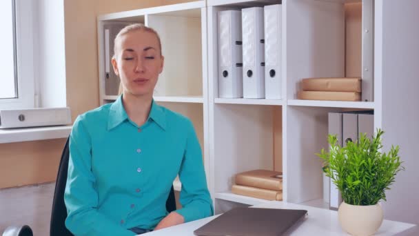 Mujer de negocios hablando de su trabajo — Vídeo de stock