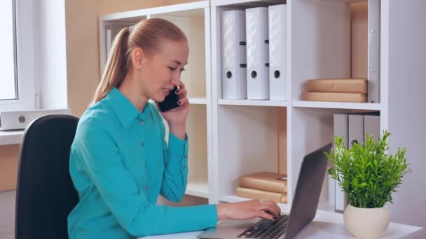 Krásné pracovník konzultuje telefonicky — Stock video
