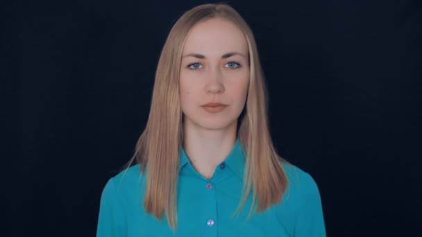 Szőke hajú hölgy azt mutatja, mint a jel — Stock videók