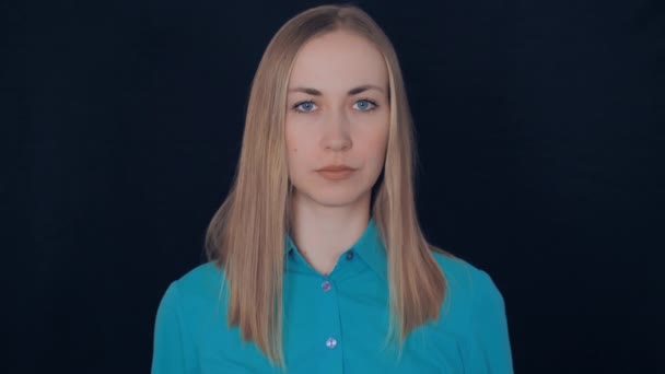 Lány mutatja jelét megállt — Stock videók