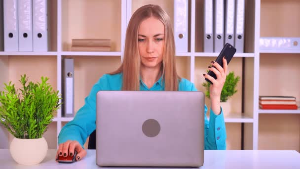 Gyönyörű vállalkozó irodájában ül — Stock videók