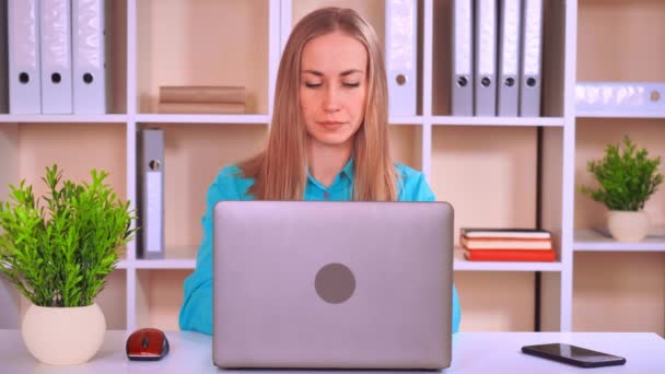 Leende entreprenör använder laptop — Stockvideo