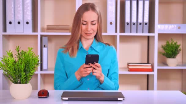 室内での携帯電話のメッセージングの女性 — ストック動画