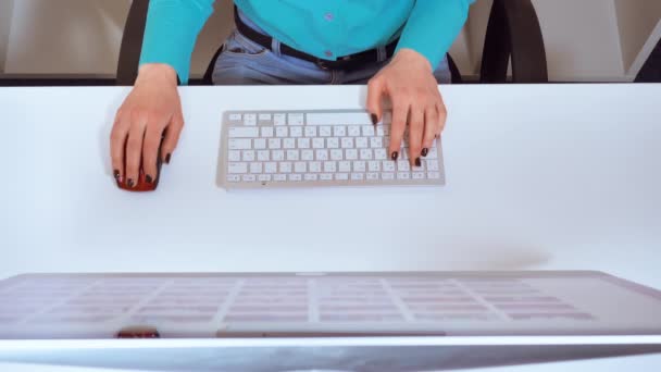 Žena pracuje na počítači — Stock video