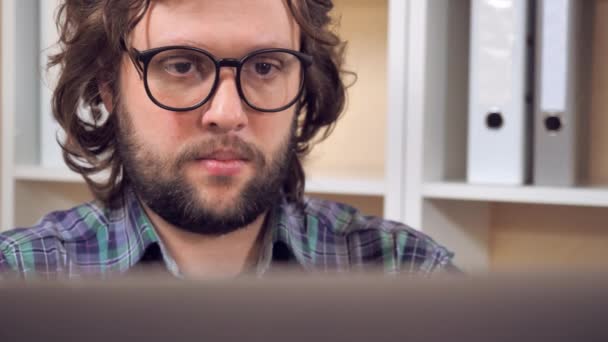 Cara barbudo fechar um laptop posando com sorriso — Vídeo de Stock