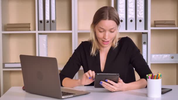 Ondernemer gebruik gadget plezier hebben op werkruimte — Stockvideo