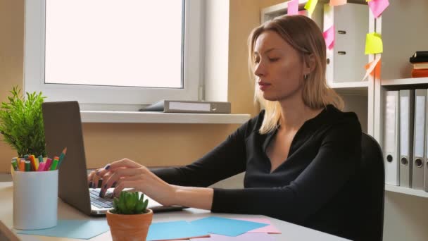 Retrato focado empregado usar computador — Vídeo de Stock