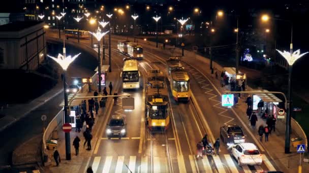 Beweging in de tijd van de avond van het openbaar vervoer in de stad van Warschau — Stockvideo