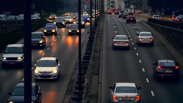 Varşova şehir trafiğinde akşam. Arabalar yavaş gidiyor. — Stok video