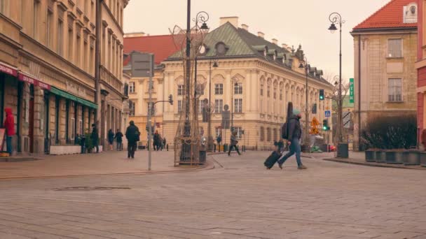 Menschen gehen die Straße in der Altstadt entlang. Zeitraffer — Stockvideo