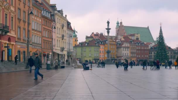 Människor promenera längs torget i den gamla staden. Time-lapse — Stockvideo