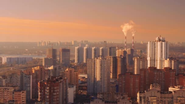 Ciudad moderna de invierno, vista desde el techo de una casa alta. Tráfico en la ciudad . — Vídeo de stock