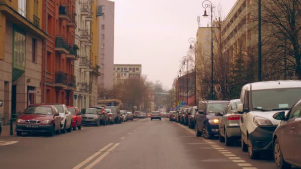 Σταθμευμένα αυτοκίνητα στο δρόμο στην παλιά πόλη. — Αρχείο Βίντεο