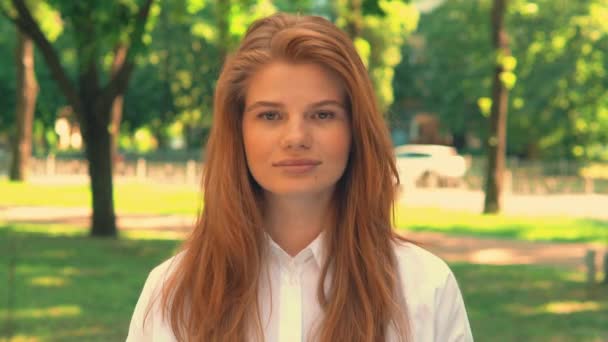 Surpris jeune rousse femme à l'extérieur — Video