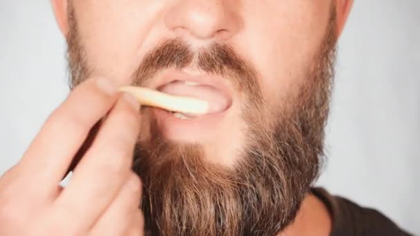Portrait mâle mange des frites — Video
