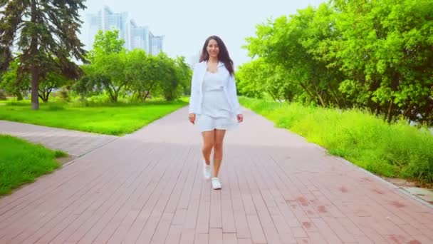 Přední pohled mladá žena chůze na kameru bavit — Stock video