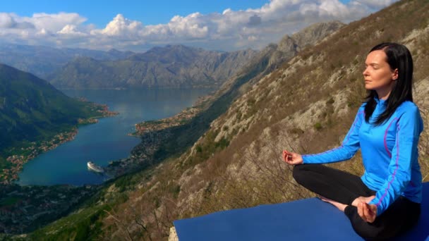 Yetişkin kadın yogi dağ yamacında — Stok video