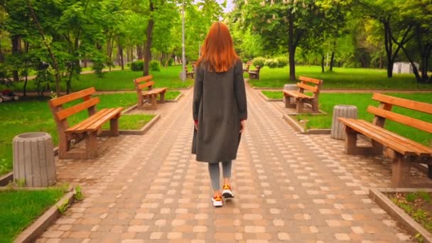 Le passeggiate femminili rossicce sullo stile di vita di strada in città di primavera — Video Stock