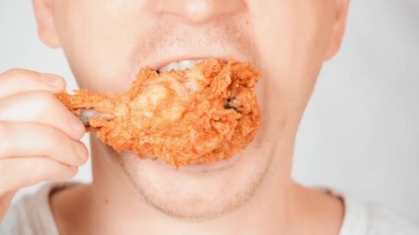 Muž jíst pečené kuřecí stehýnka z kuřete — Stock video
