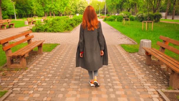 Kadın şehir parkında yürüyor güneşli günün tadını çıkar — Stok video