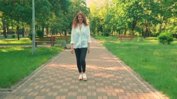 Heure d "été en ville rousse fille marcher et sourire — Video