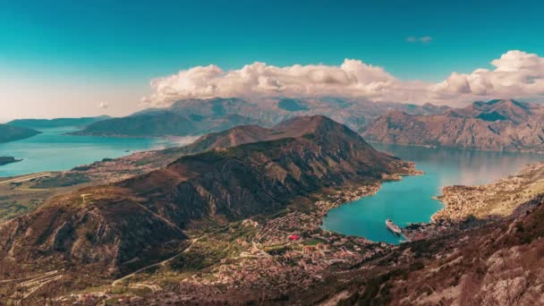 Împușcat din vârful muntelui peste Kotor Muntenegru la începutul primăverii — Videoclip de stoc