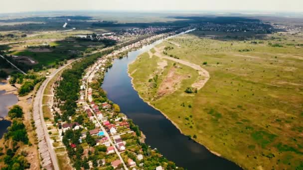 Letecký drone pohled vesnice za denního světla — Stock video