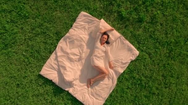 Брюнетка насолоджується ранком у полі з зеленою травою — стокове відео
