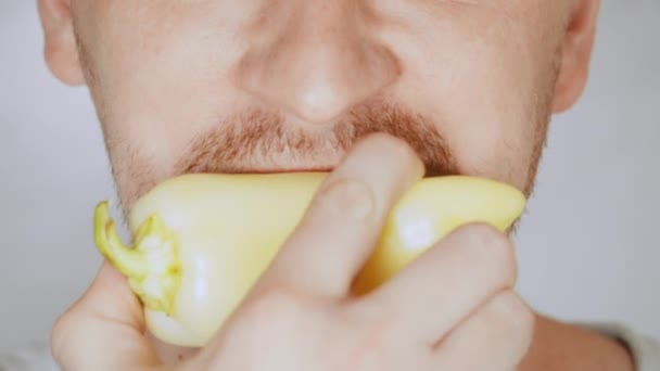 Primer plano cara justo hombre come dulce pimienta — Vídeos de Stock