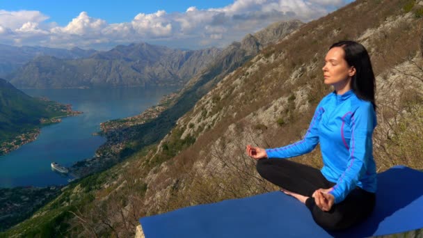 山岳地帯で女性の瞑想ポーズをとり — ストック動画