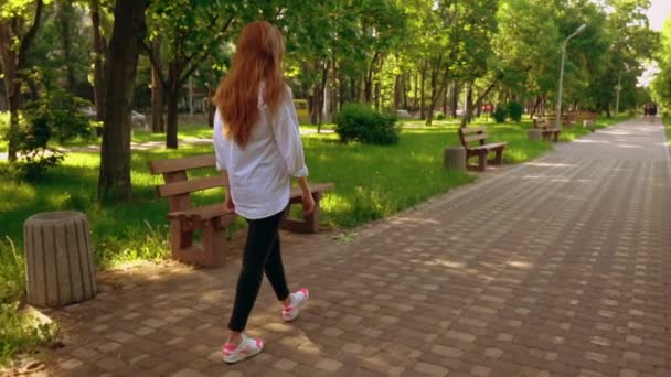 街を歩く女性はゆっくりと — ストック動画