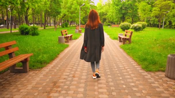 Gember vrouwelijke wandelingen en draai je om op de straat levensstijl in het voorjaar stad — Stockvideo