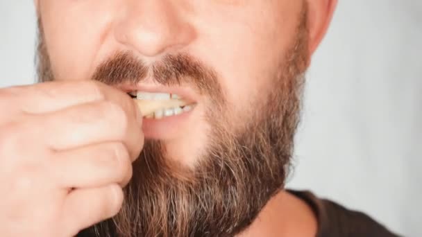 Портрет мужчина ест картошку фри с соусом — стоковое видео