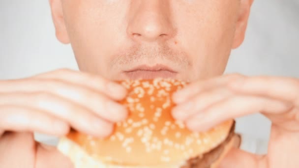 肖像画高加索人吃汉堡包 — 图库视频影像