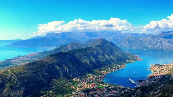 Disparo desde la cima de la montaña sobre Kotor Montenegro a principios de primavera — Vídeo de stock