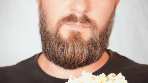 Onderkant gezicht volwassen man eten popcorn — Stockvideo