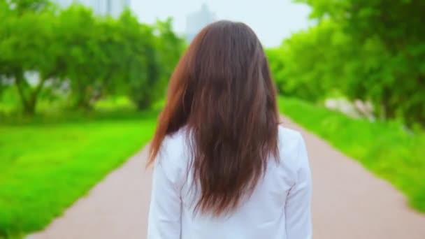 Tendance casual fille en blanc sweat à capuche promenades en ville — Video