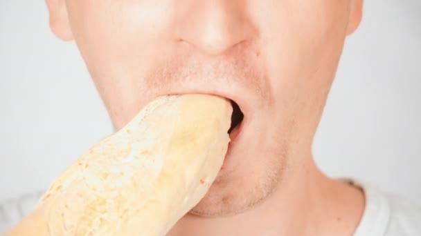 Portrait caucasian guy eats bread — Stock Video