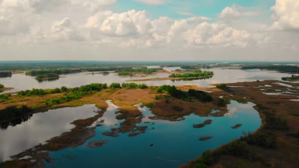 Volando sobre el río Dniéper, debajo hay pequeñas islas en las que crecen árboles y arbustos . — Vídeo de stock