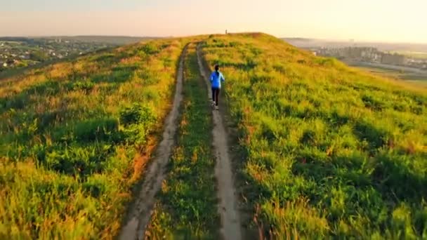 Vlucht over jogger treinen in het zomerseizoen — Stockvideo